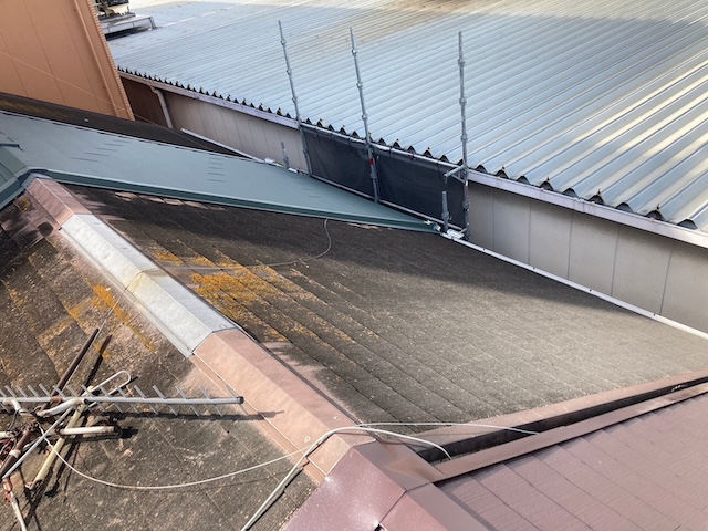 東大阪市屋根点検・強風の影響で倒れたアンテナ撤去。屋根や外壁の状況は経年劣化が酷く錆や藻が発生
